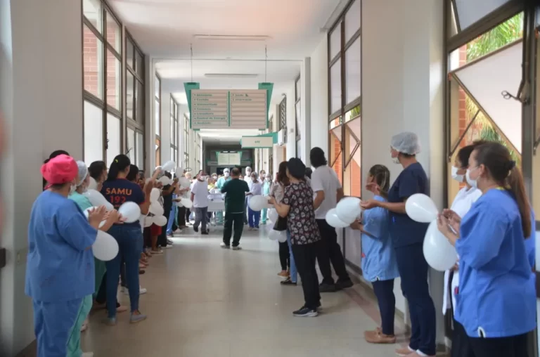 Doação de órgãos: Técnica de enfermagem morre e colegas fazem corredor de aplausos: “Viveu pra cuidar”