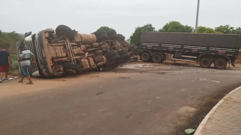 Motorista de caminhão perde o controle e veículo tomba, no Tocantins