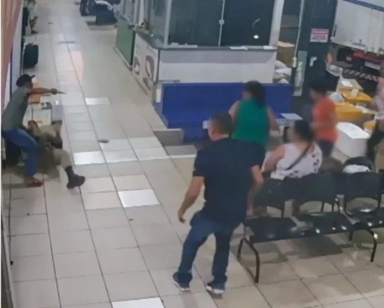 VÍDEO: Homem ataca policial com faca e morre após ser espancado por populares