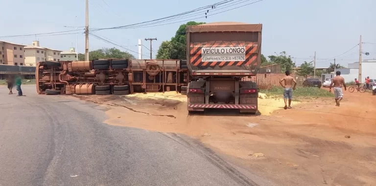 Motorista fica ferido após caminhão com milho capotar em rotatória de Palmas