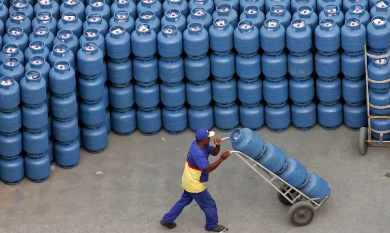 Gás de cozinha chega ao valor mais alto do século em 71 cidades brasileiras