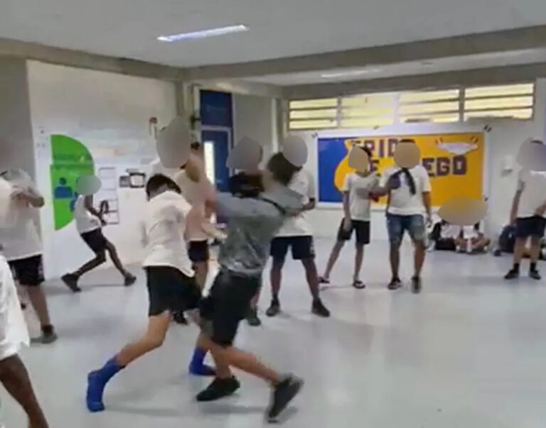 VÍDEO: Estudantes são filmados saindo na “porrada” em escola cívico-militar do RJ VÍDEO: Estudantes são filmados saindo na “porrada” em escola cívico-militar do RJ