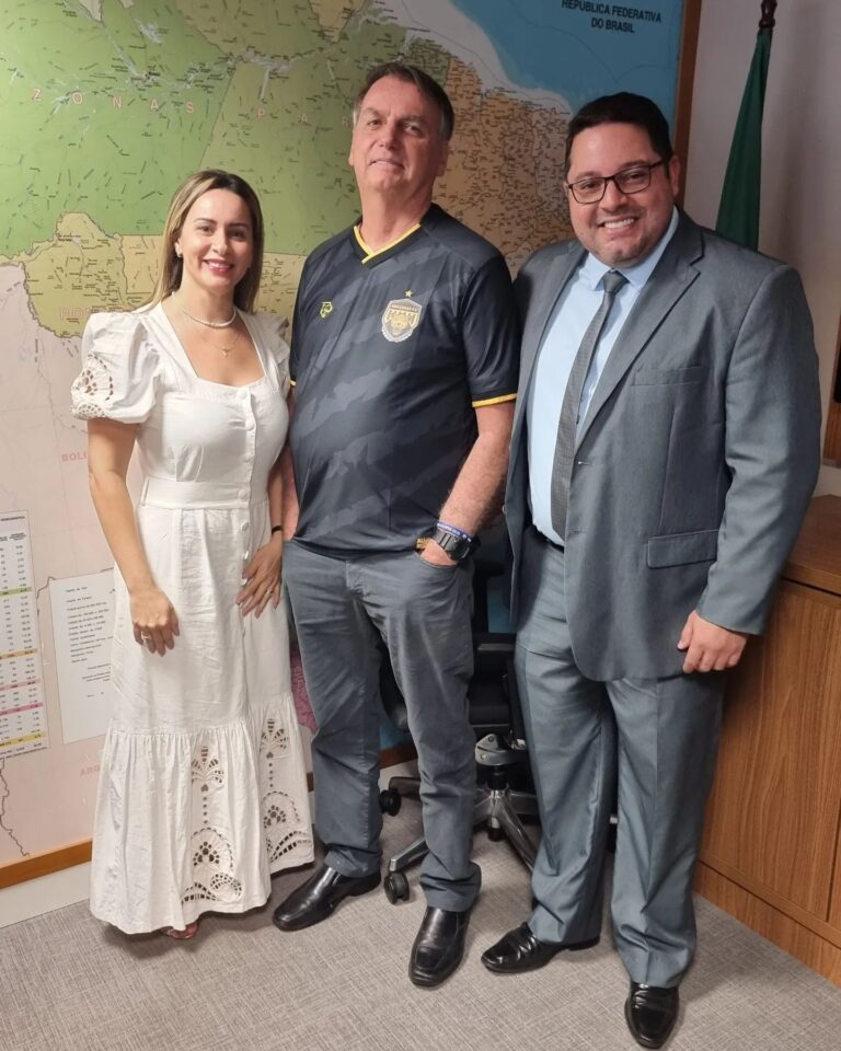Jair Bolsonaro ganha camisa do Amazonas FC de delegado do AM