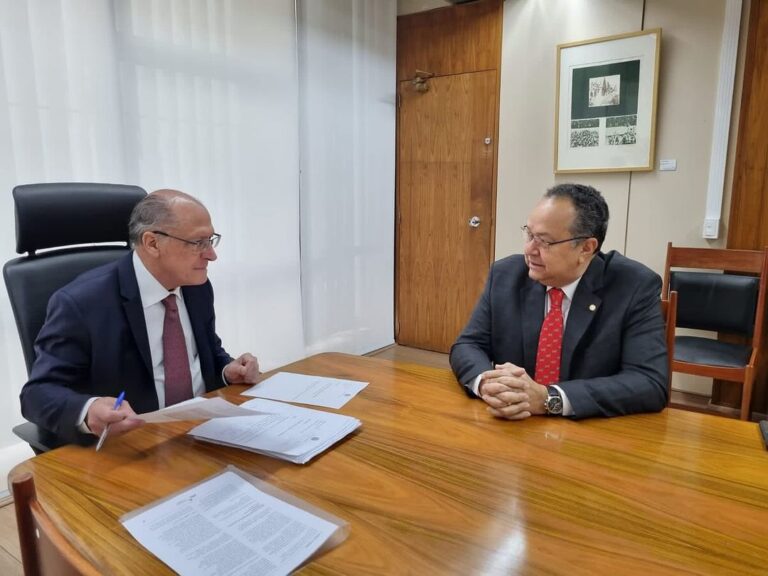 Imagem colorida mostra Silas Câmara conversando em uma sala com Geraldo Alckmin