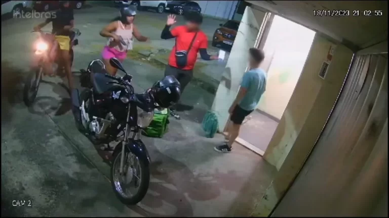 VÍDEO: Entregador tem moto roubada por casal enquanto cliente pagava pedido, no CE
