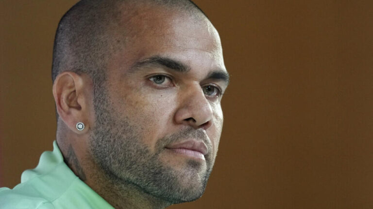 Daniel Alves deve receber 3,2 milhões de euros do tesouro espanhol