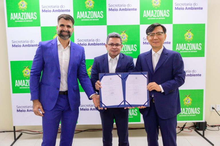 Imagem colorida mostra o secretario estadual meio ambiente, o vice-governador do Amazonas e o embaixador da Coreia do Sul no Brasil