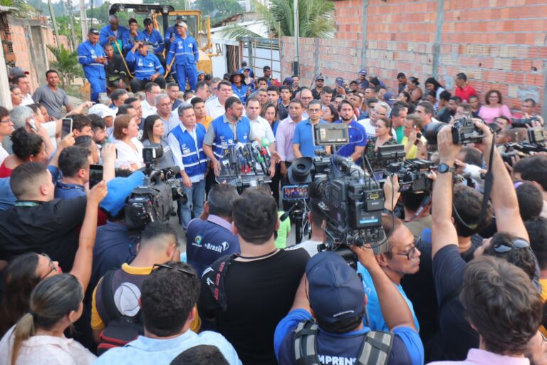 Wilson Lima acompanha ações do Asfalta Amazonas em comunidade de Manaus