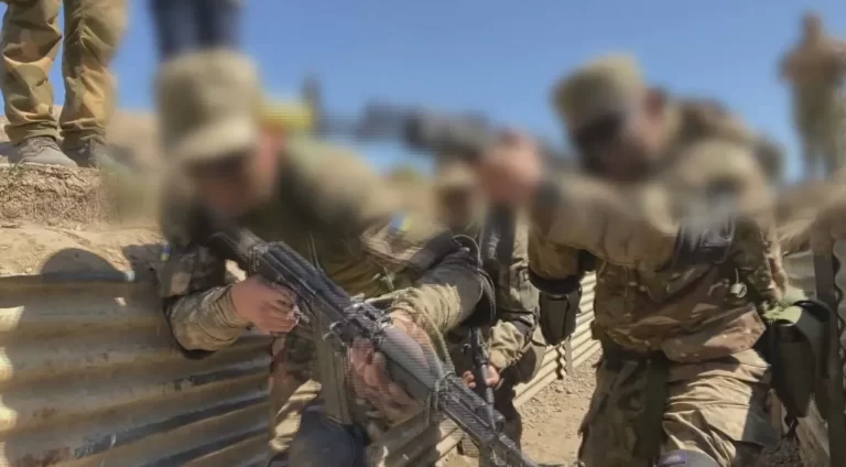 Ucranianos são apresentados como “voluntários” pelo exército russo