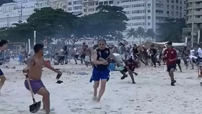 Vídeo: torcedores de Fluminense e Boca Juniors brigam em Copacabana