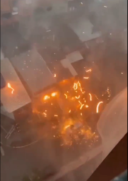 Morador flagra momento em que raio cai ao lado de prédio durante temporal em SP