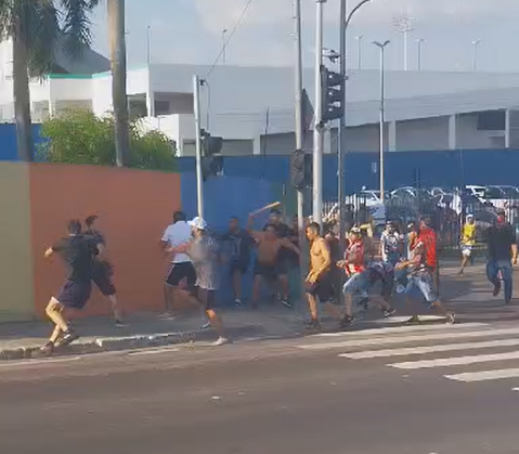 VÍDEO: Torcedores causam briga generalizada na frente de estádio em Manaus