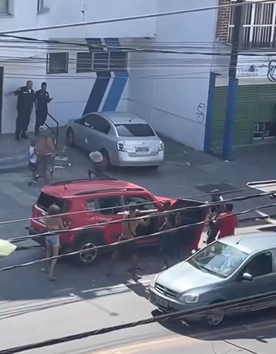 Vídeo: Grupo destrói carro em frente delegacia e policiais apenas filmam a ação