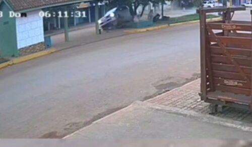 VÍDEO: Caminhonete desgovernada destrói ponto de táxi, no AM