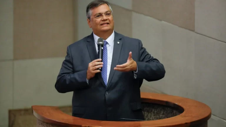 “Afronta ao Brasil”, diz oposição contra a indicação de Dino ao STF “Afronta ao Brasil”, diz oposição contra a indicação de Dino ao STF