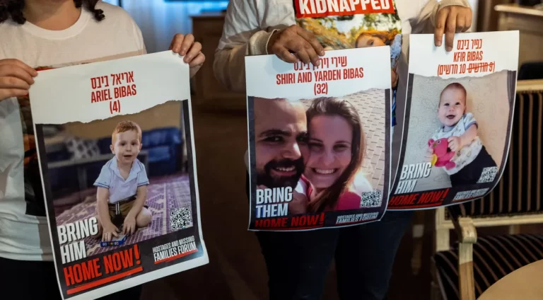 Bebê de 10 meses é um dos reféns; família pede libertação