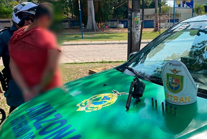 Em Manaus, homem é preso com arma de fogo em veículo com placa clonada