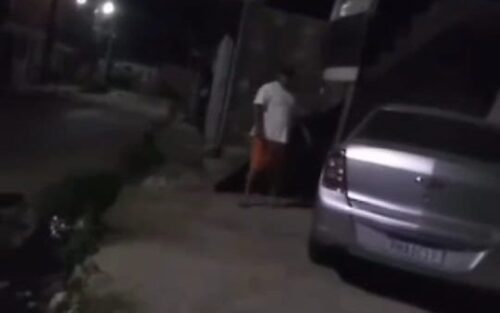 VÍDEO: Homem é flagrado supostamente estuprando cadela no meio da rua, em Manaus