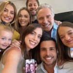 Roberto-Justus-comemora-fim-do-tratamento-contra-cancer-com-a-familia-1-512×640