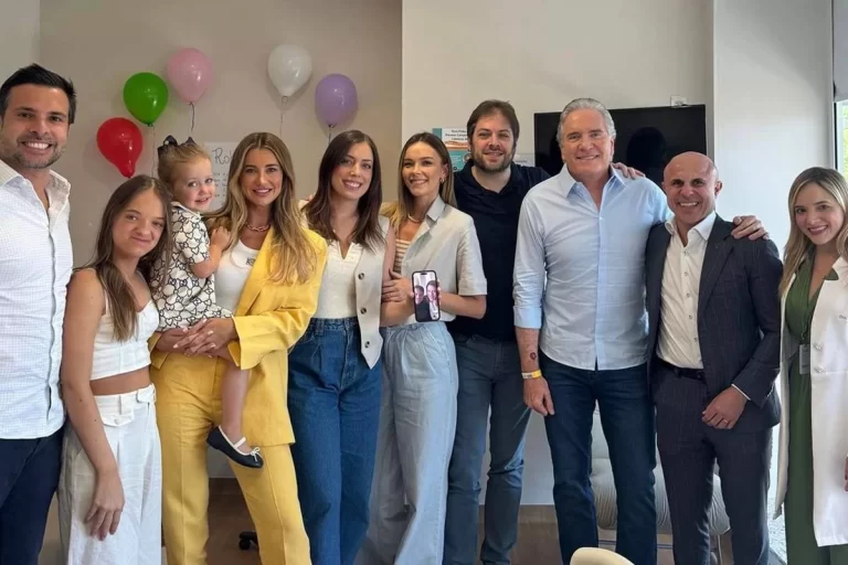 Ao lado da família, Roberto Justus comemora o último tratamento contra câncer