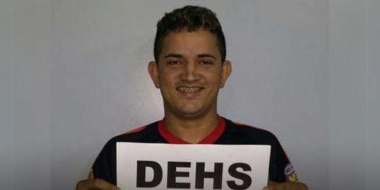 Acusado de matar PM foge algemado após empurrar grade de viatura em Manaus