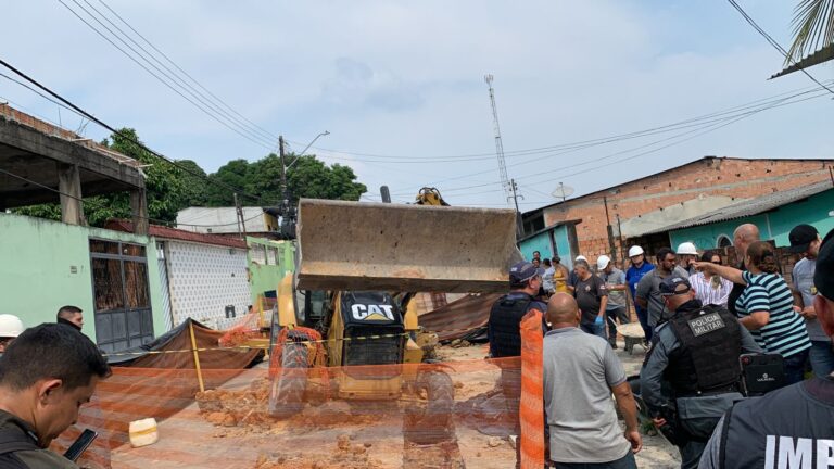 Trabalhador morre ao ser atingido por retroescavadeira em Manaus