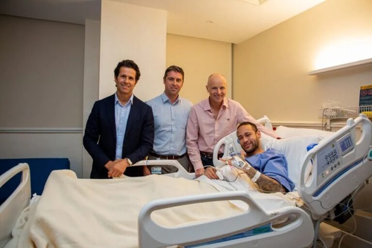 Neymar recebe alta do hospital após dois dias da cirurgia do joelho