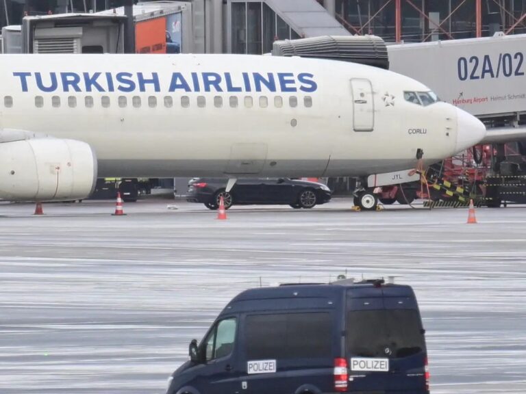 Homem que fez filha refém em aeroporto de Hamburgo foi preso após 18h de negociação