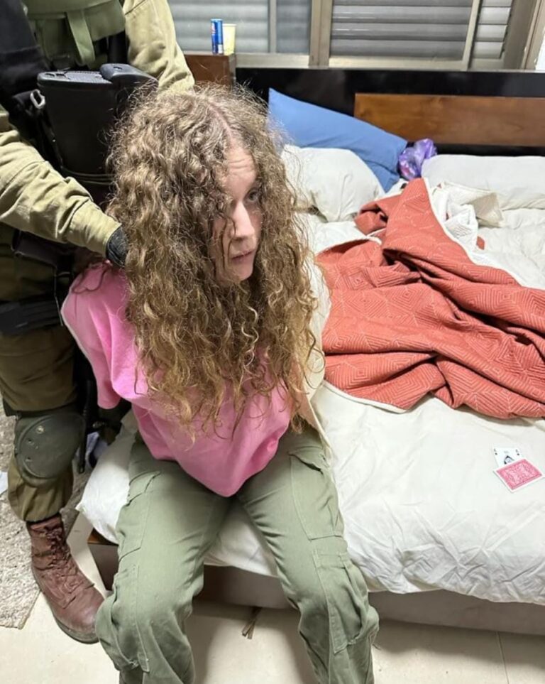 ISRAEL: Ativista palestina de 22 anos é presa por pedir ‘massacre de israelenses’, diz Exército