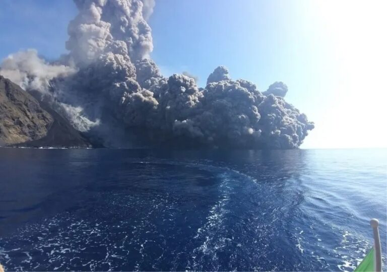 Arquipélago japonês forma a mais nova ilha do planeta com erupção de um vulcão submarino