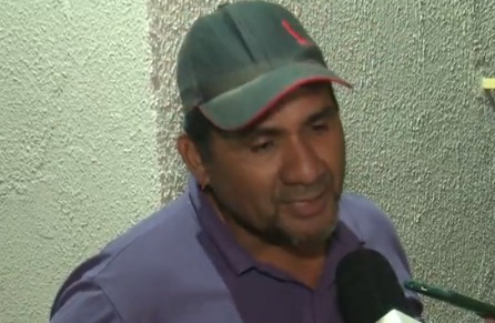 Imagem colorida mostra Ney Mentira falando com a imprensa após se apresentar a polícia