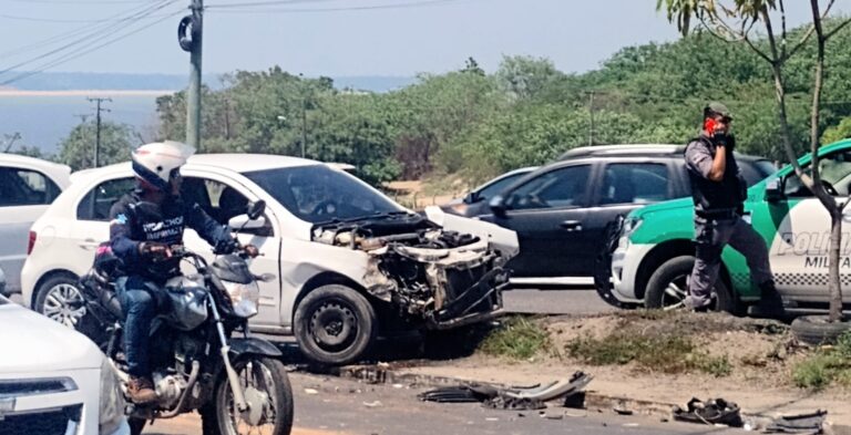 VÍDEO: Carro bate na traseira de caminhão e deixa trânsito lento próximo à Ponte Rio Negro, em Manaus