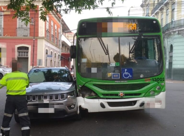 Colisão lateral entre ônibus e carro deixa uma pessoa ferida em Manaus