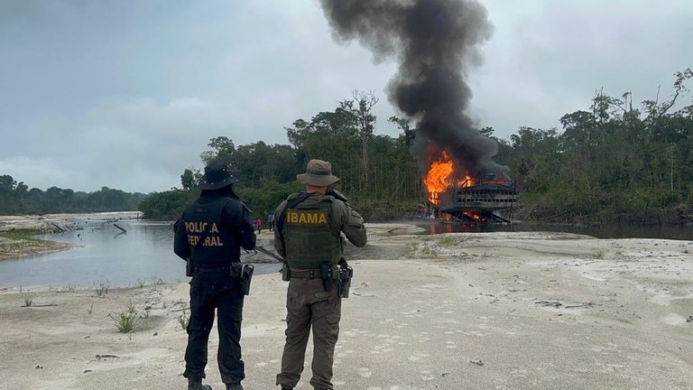 VÍDEO: PF e Ibama destroem 26 dragas e oito barcos utilizados no garimpo ilegal, no AM