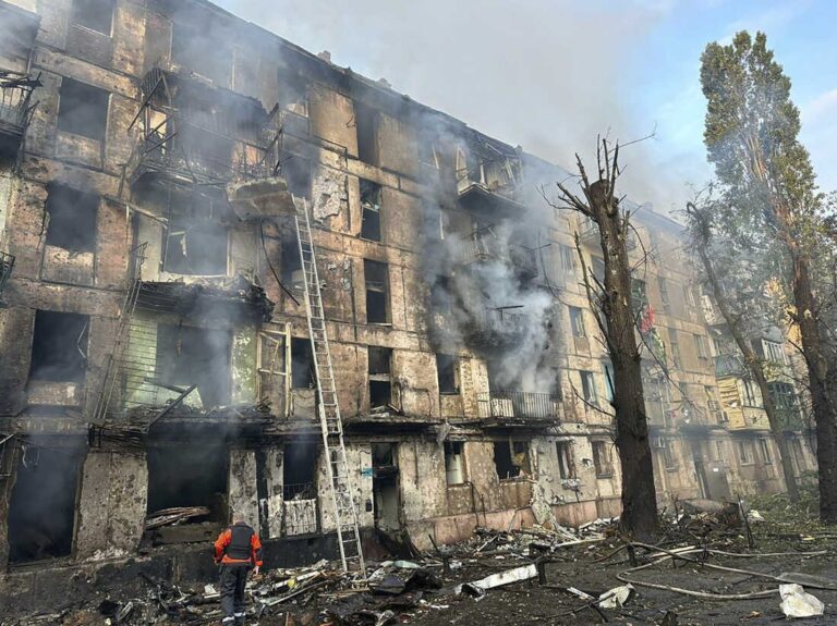 Mísseis russos matam civis na Ucrânia após atingirem área residencial, diz polícia local