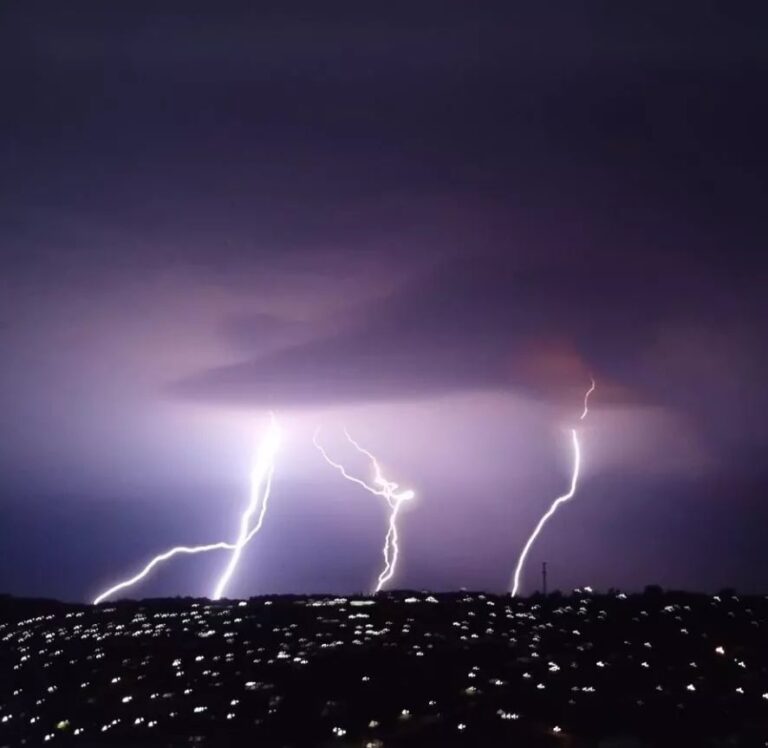 VÍDEO: Mudança climática causa ‘quantidade impressionante’ de raios e trovoadas em Porto Alegre