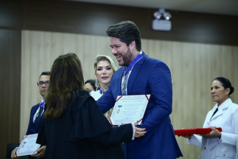 Fabian Barbosa, do TCE-AM, recebe Medalha do Mérito Eleitoral