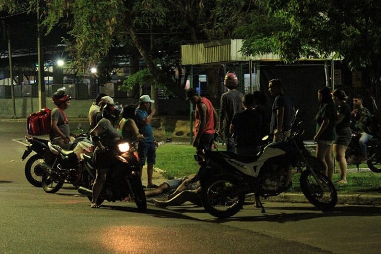 Casal em moto é atingido por carro e fica gravemente ferido na zona Leste de Manaus