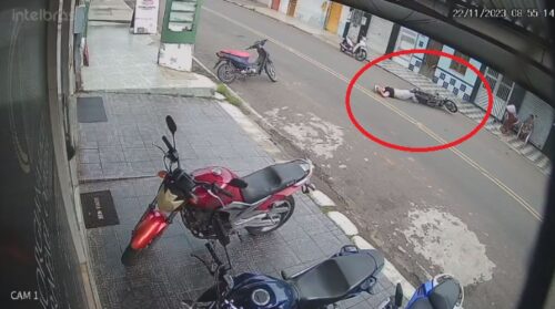 VÍDEOS: Trio ‘arranca’ bolsa de mulher enquanto ela pilota motocicleta, no AM