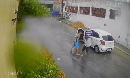 VÍDEO: Criminosos rendem motorista com carro parado e roubam veículo, em Manaus