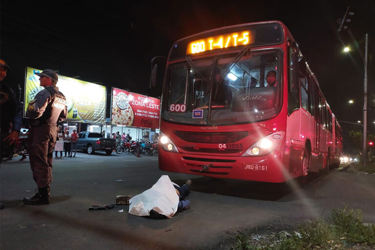 Novo vídeo revela policial à paisana matando suspeito de assalto que estava baleado no chão, em Manaus