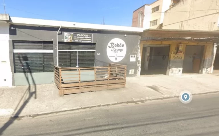 Criança é achada trancada no carro enquanto pais estavam no bar, em São Paulo