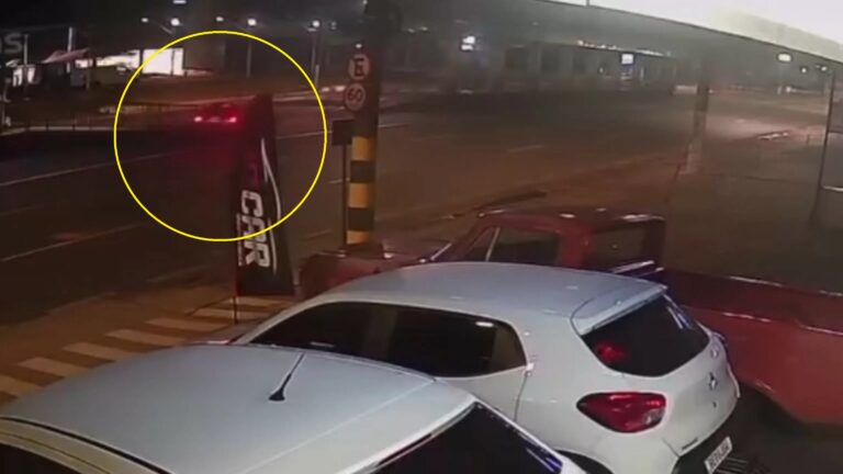 VÍDEO: Em acidente impressionante, motociclista é arremessado com impacto e morre, em Manaus