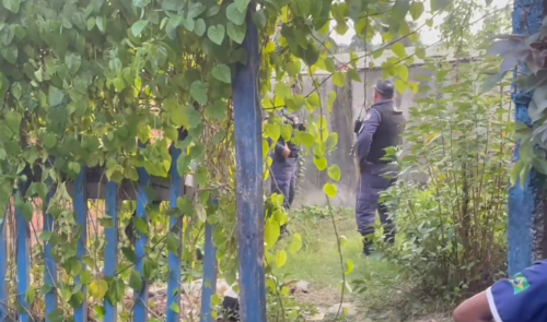 VÍDEOS: “Enfiado” em buraco de 1,5 m, corpo é encontrado com marcas de tortura, em Manaus