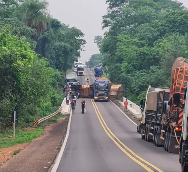 Tombamento na cabeceira de ponte deixa trânsito bloqueado na BR-153