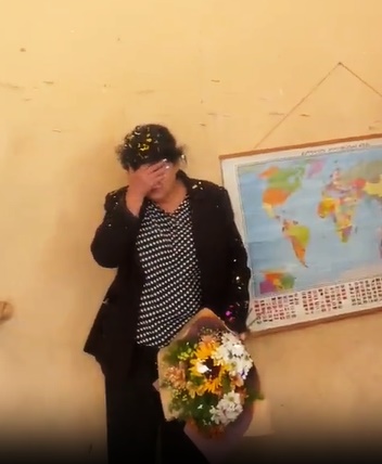 VÍDEO: Professora tenta apartar “briga” entre alunos e é surpreendida com buquê de flores
