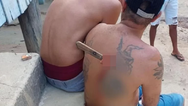 ‘Olha a faca’: Depois de discussão, homem tem faca cravada nas costas, no ES