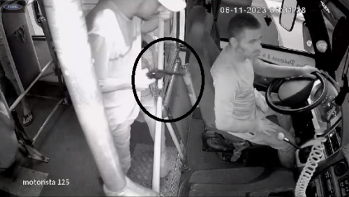 VÍDEO: Trio de assaltantes ‘toca terror’ em transporte alternativo, em Manaus