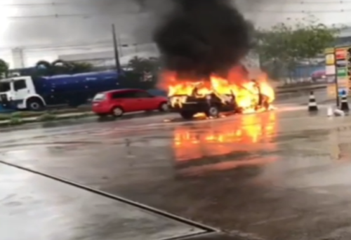 VÍDEO: Motor superaquece e carro pega fogo em posto de combustíveis, em Manaus