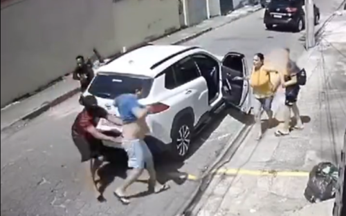 VÍDEO: PM tem carro roubado e assaltantes ameaçam atirar contra filho de 13 anos